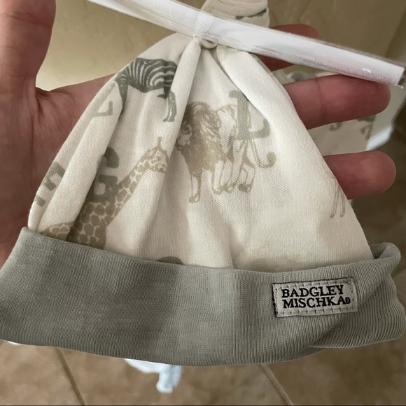 Badgley Mischka baby gender neutral outfit zipper footed pajamas & matching hat - Picture 5 of 7